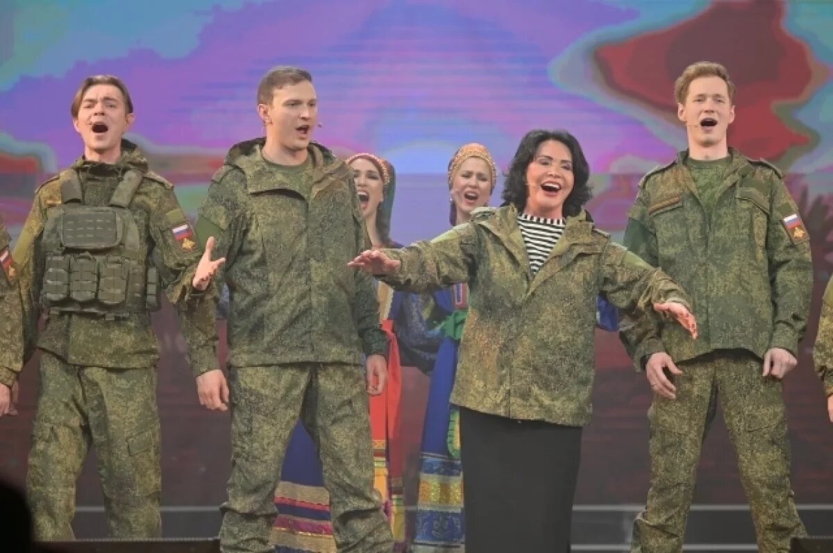    Надежда Бабкина выступает на фестивале-марафоне «Песни России» в Курской области (архив) /