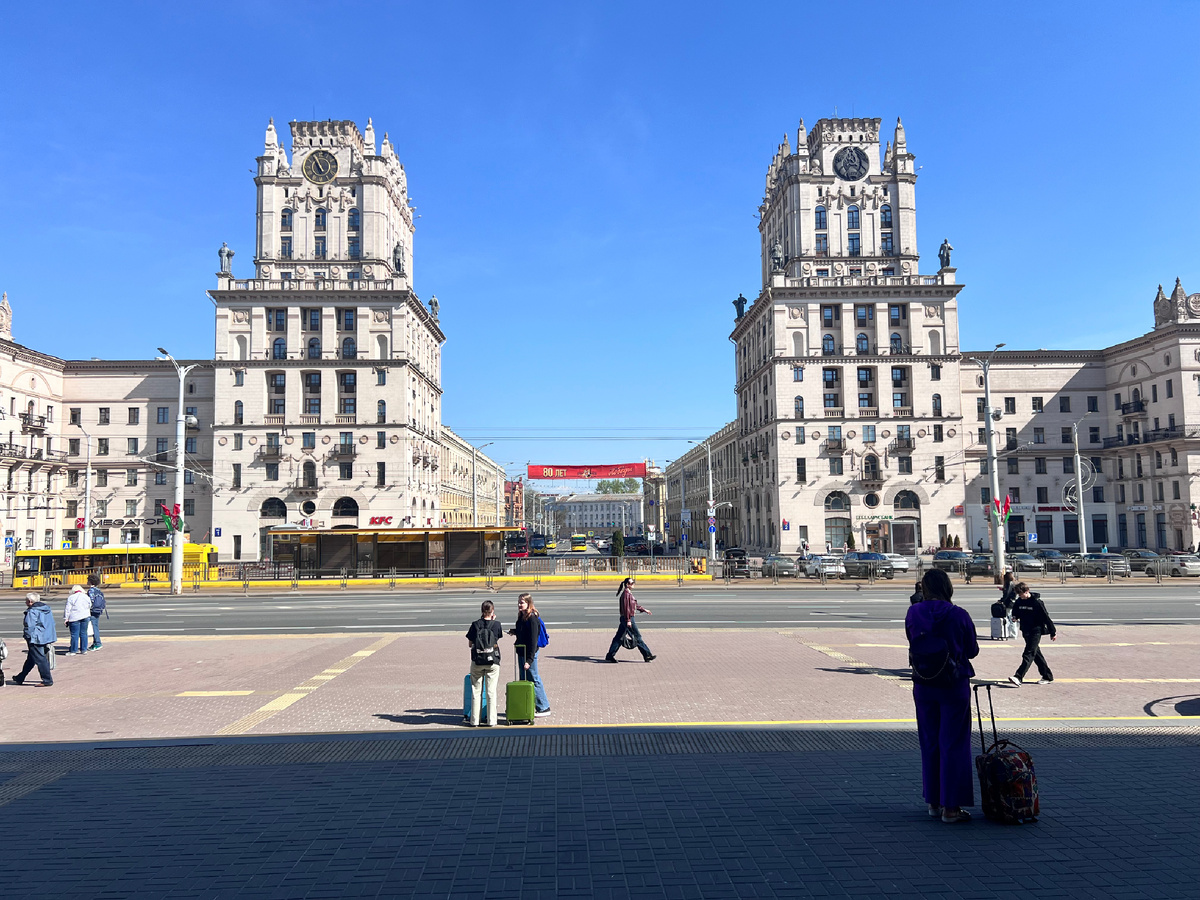 Башни-ворота напротив железнодорожного вокзала Минска