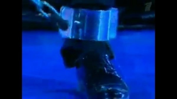    Тимур Батрутдинов в кубе с водой. Фото: ВК