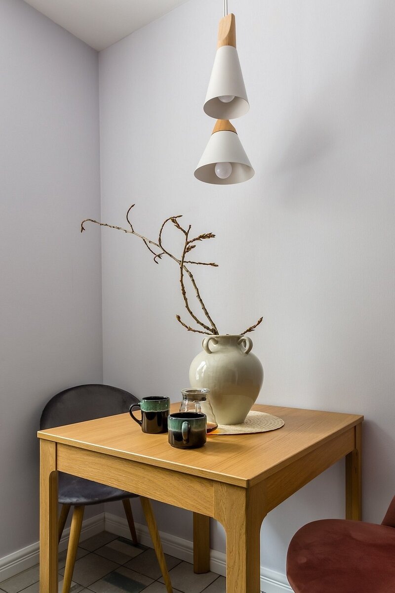 Квадратный стол у стены