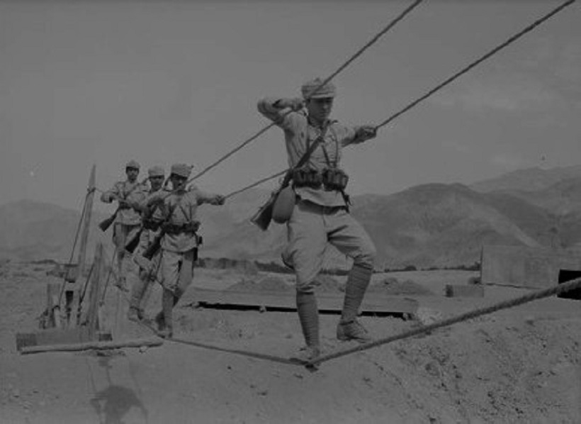 Винтовки Berno за плечами иранских солдат, проводящих учения в горах, 1930-е гг.