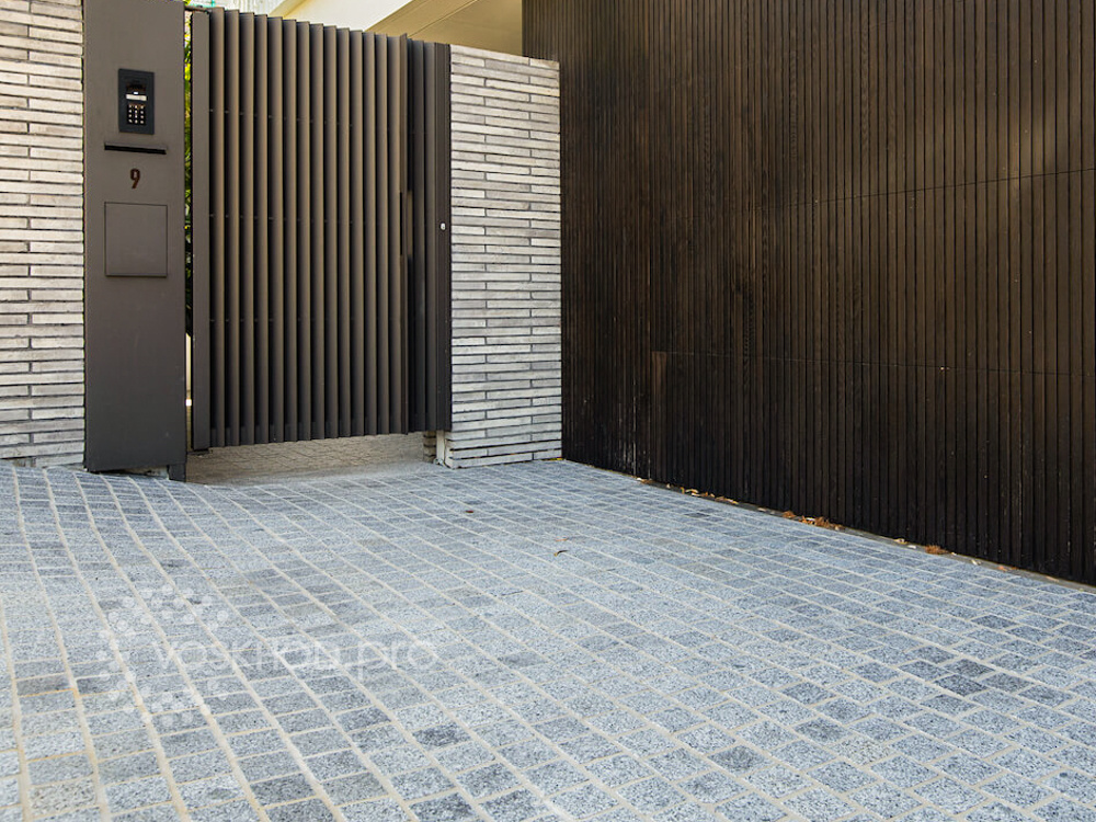 гранитная брусчатка в оформлении въездной зоны