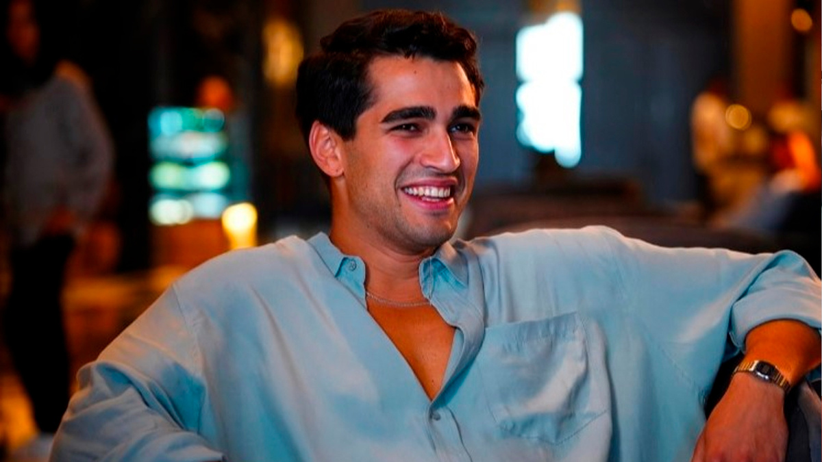 Наглый, дерзкий, смазливый и самовлюбленный - комбо, чтобы начать раздражать прямо сразу.