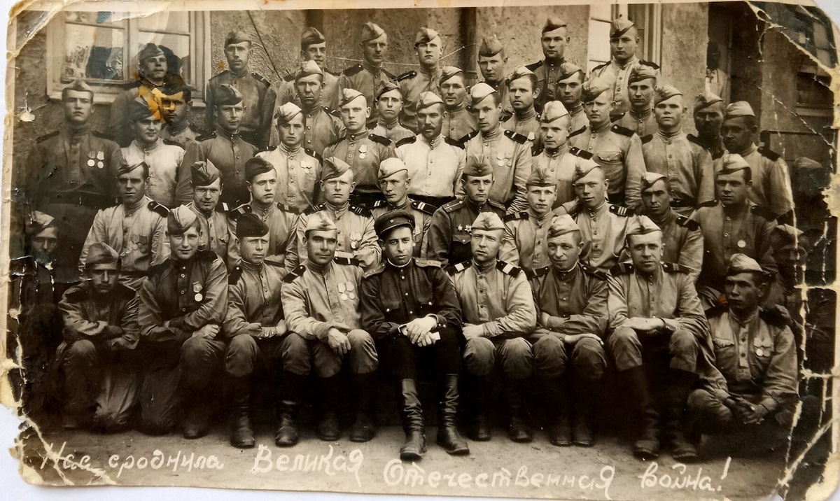 Германия. 1945 год. Город Шверин. Батя третий слева от капитана с медалью. Фото Блэка.