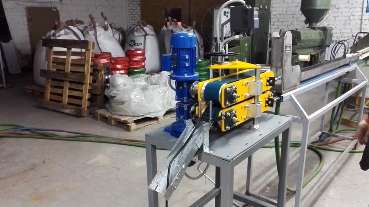 Тянущее устройство 800х90 мм для линий экструзии. Производитель: ООО "КОМЕД" г. Волжский