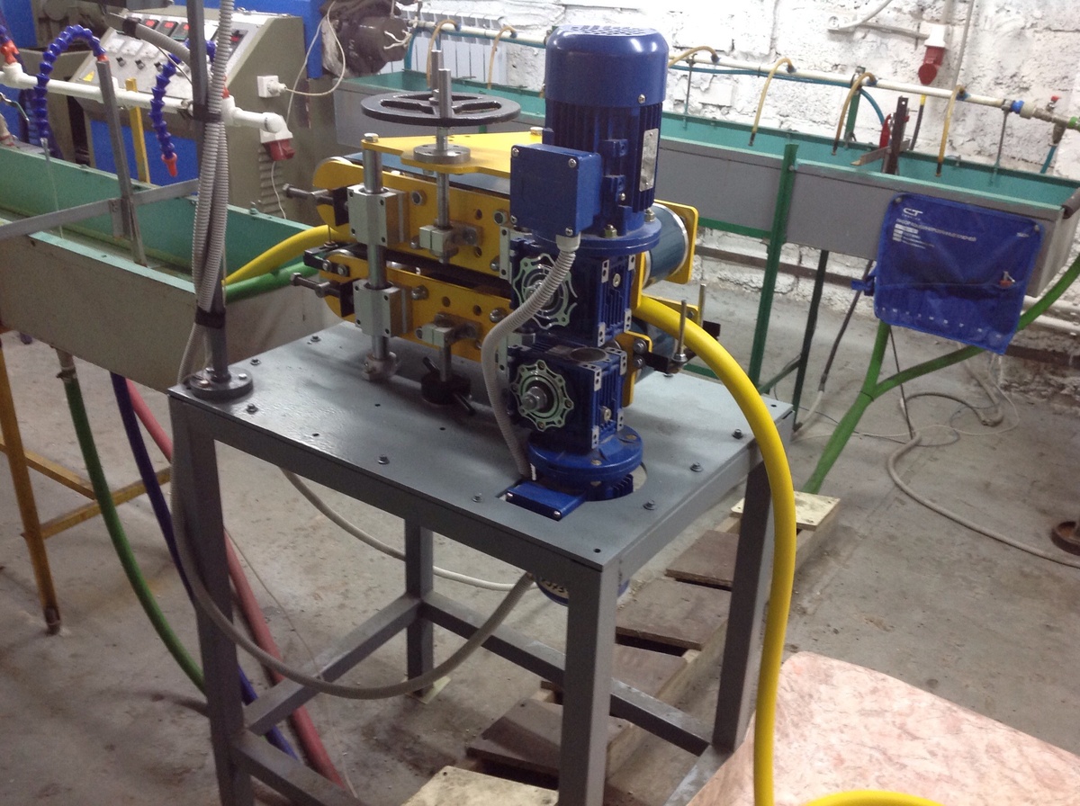 Тянущее устройство для линий экструзии в работе.