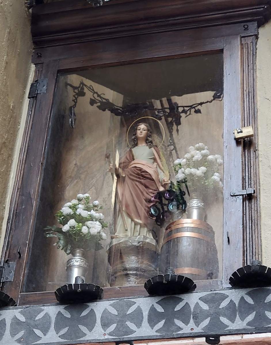 Скульптурное изображение Святой Евлалии в начале Baixada de Santa Eulalia 