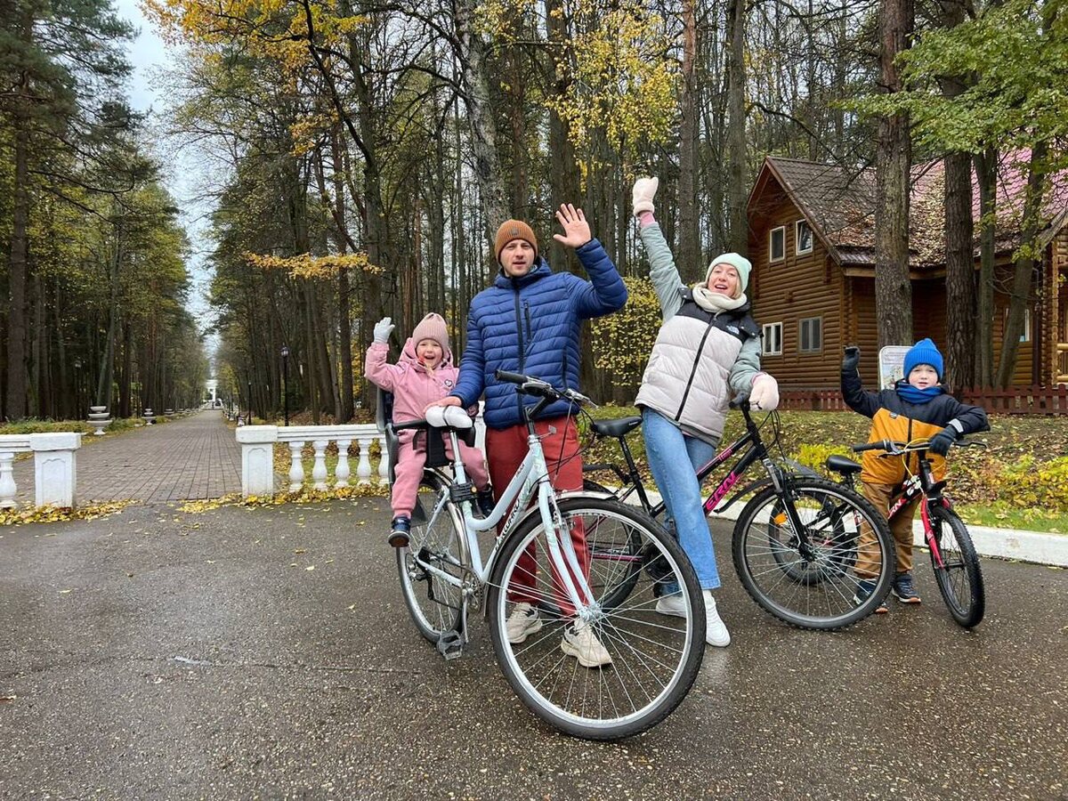 Юля с семьёй на велопрогулке
