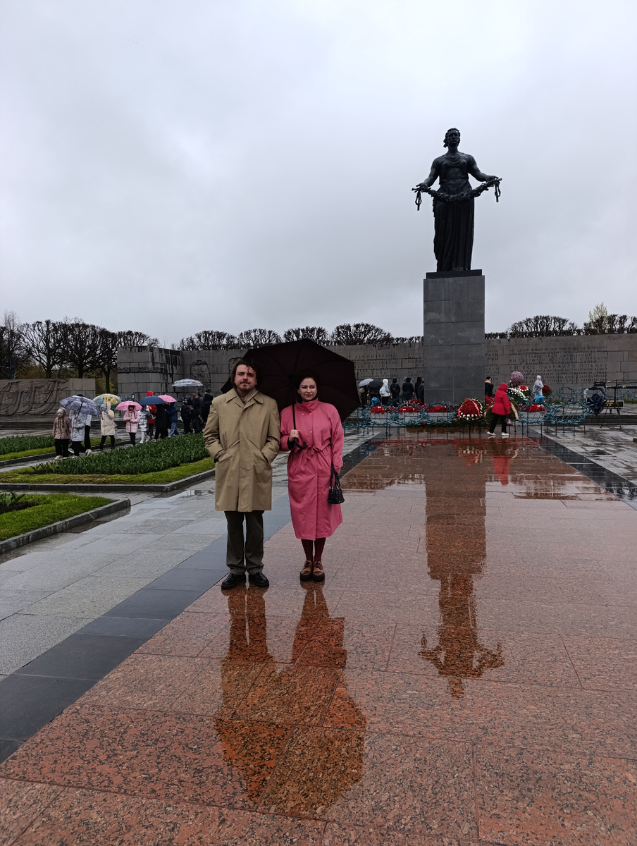 Дочка моя со своим парнем вчера на мемориале. 