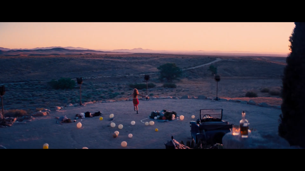 Начал фильма переполнена нежной синтементальностью и счастьем.