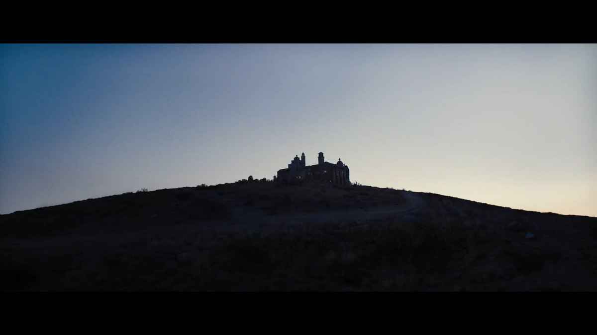 Особняк на холме вызывае тстойкие ассоциации с чем-то запретным и недостижимым. 