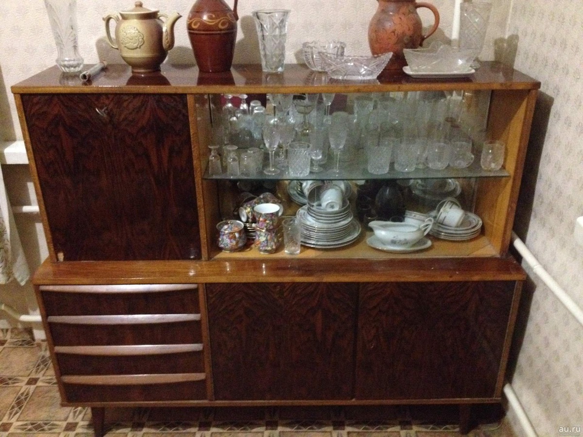 Сервант в советской квартире. Изображение из открытых источников