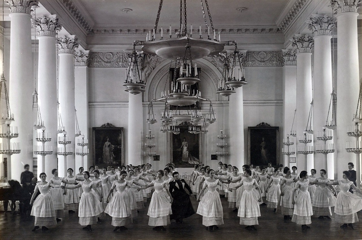 Воспитанницы Смольного института благородных девиц на уроке танцев. Авторство: en:Karl Bulla. Выставка "Немецкий Санкт-Петербург", Общественное достояние