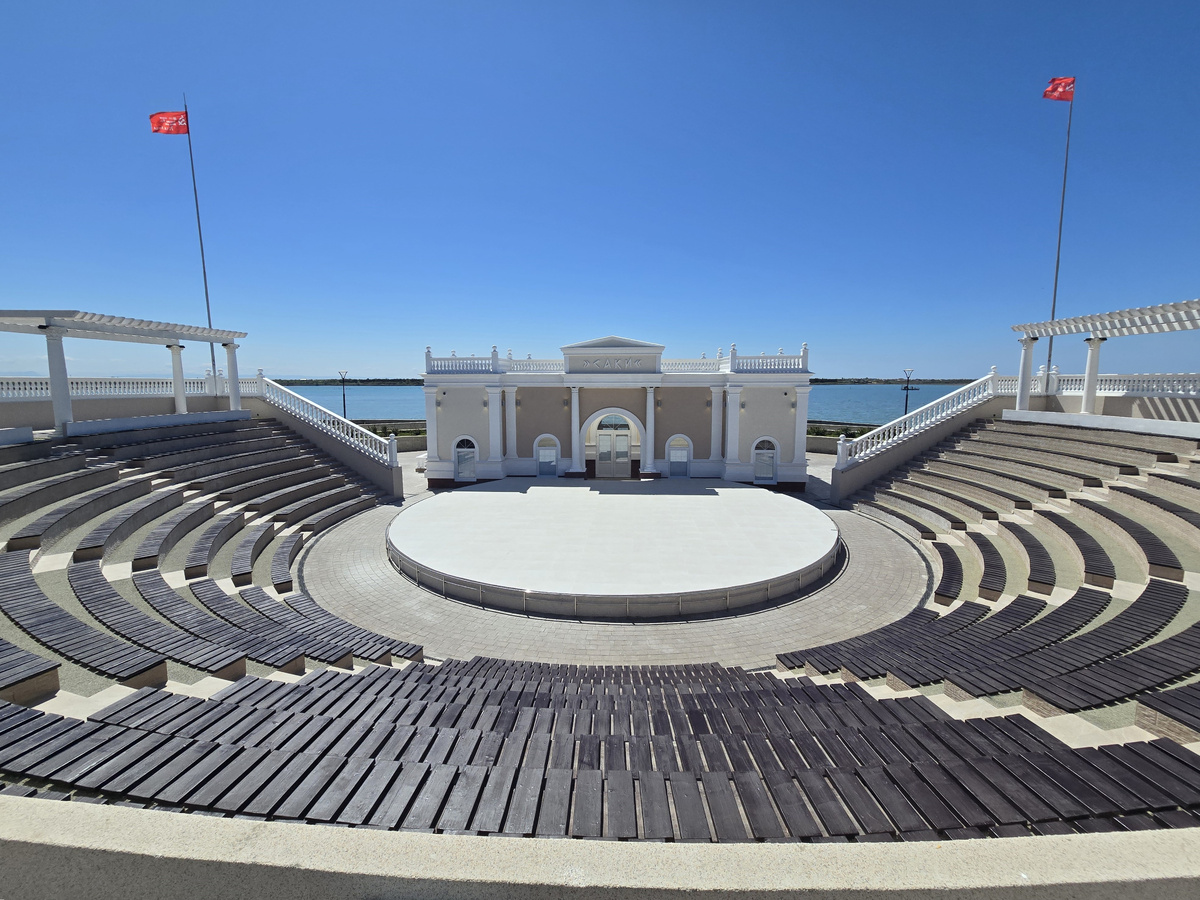 Амфитеатр на набережной Сакского озера // Фото: Туристический портал Республики Крым, Надежда Дудина