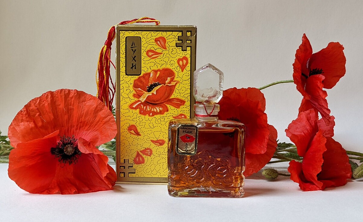 Духи «Красный Мак» от фабрики Новая Заря.