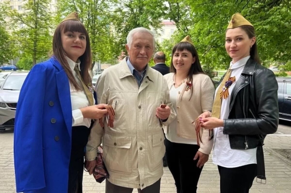    Накануне Дня Победы волонтёры раздали белгородцам 500 георгиевских ленточек