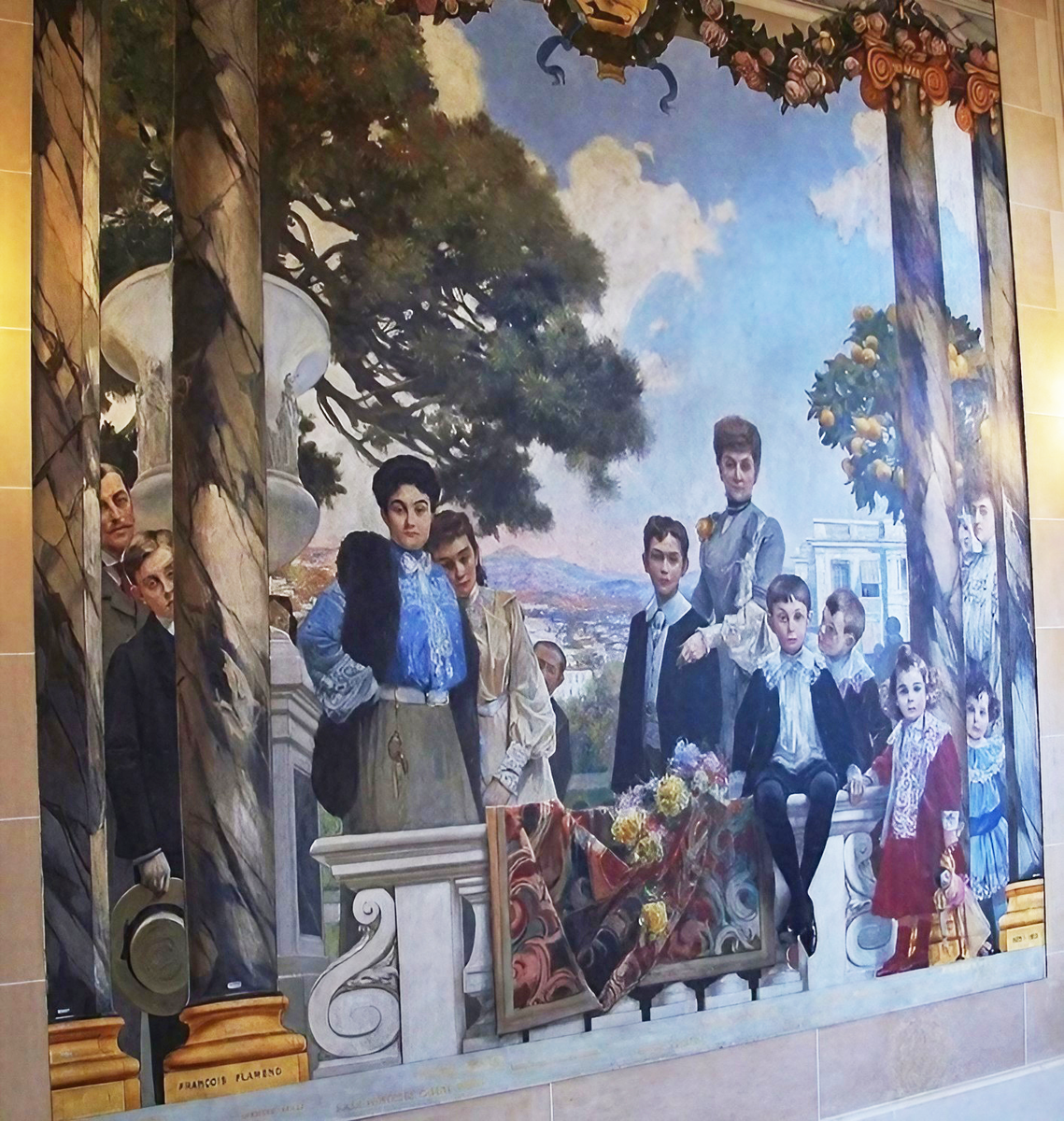 Вторая роспись дворца Массена, слева от парадной лестницы. Хозяева дворца, семья Массена, смешавшаяся с семьей Мюрата и Нея. Фото автора.