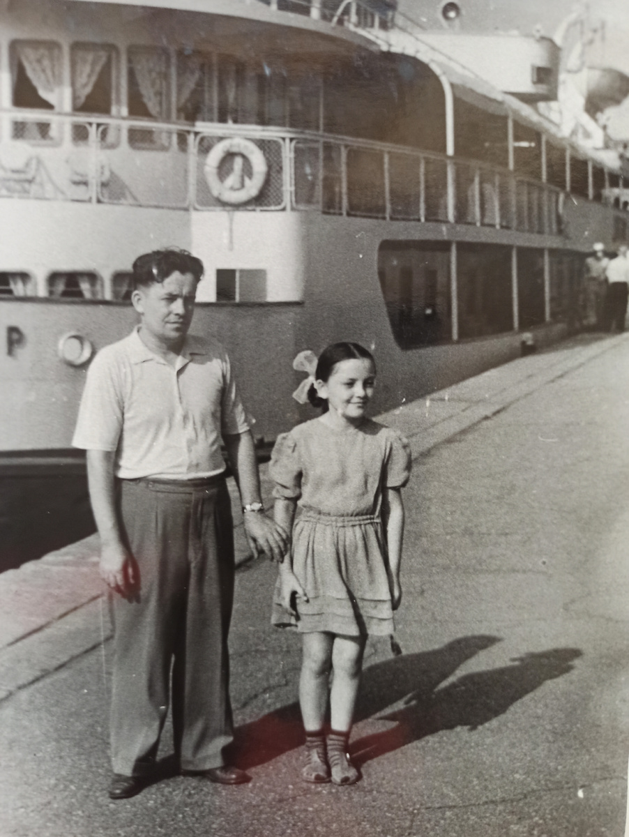 Мы с папой рядом с гашим теплоходом "Днепр"