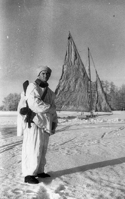 Ленинградский спортсмен лейтенант С.С. Гаскевич во время дозорной службы на буере на льду Финского залива. Источник: livejournal.com