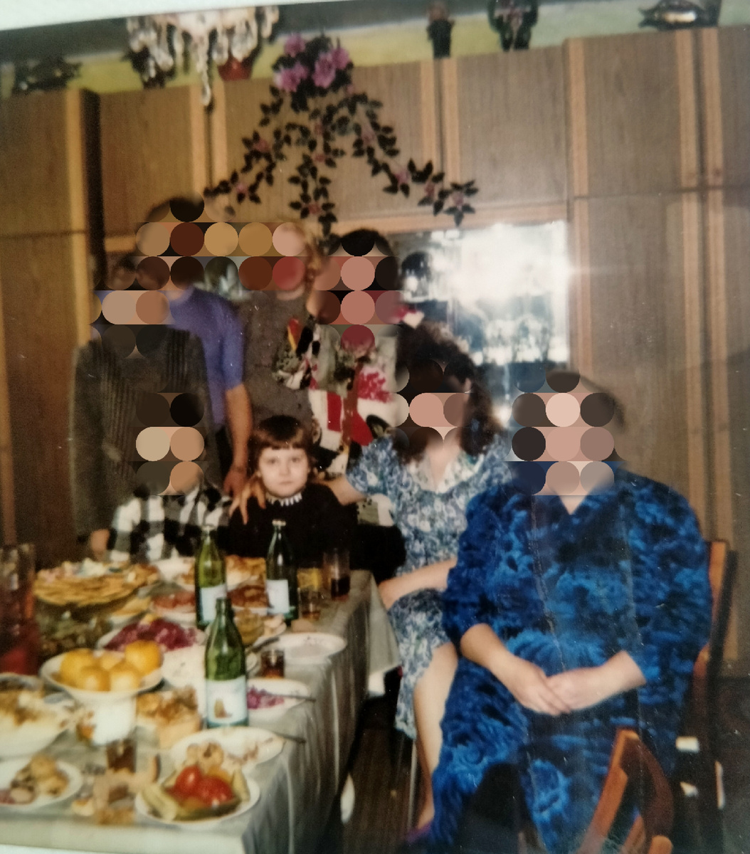 Не весь состав нашей семьи.  Мама, я, тетя, крестная, дядя, жена дяди, двоюродный брат, двоюродная сестра. Мой день рождения. Мне 7 лет. Фотография автора 