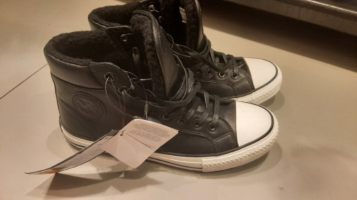 Запрятала их