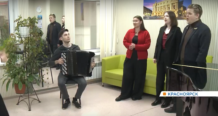     Для красноярцев в троллейбусах споют студенты института искусств