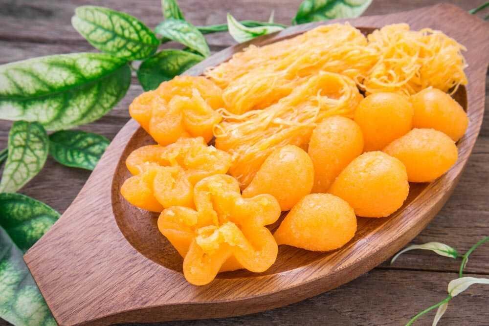     Тхонг йип (Thong Yip) — традиционный золотистый тайский десерт. Его готовят из яичного желтка, сахара и жасминовой воды, варят в сахарном сиропе и придают форму пятиугольного цветка. tourist