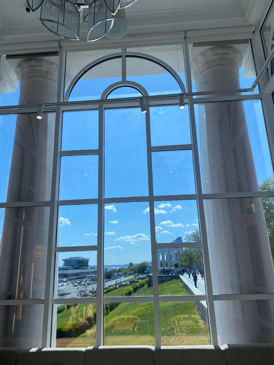 Вид из зала - слева знаменитый ресторан «Река».