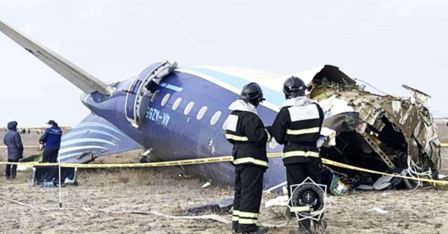    Самолет AZAL после крушения. Фото: МЧС Казахстана