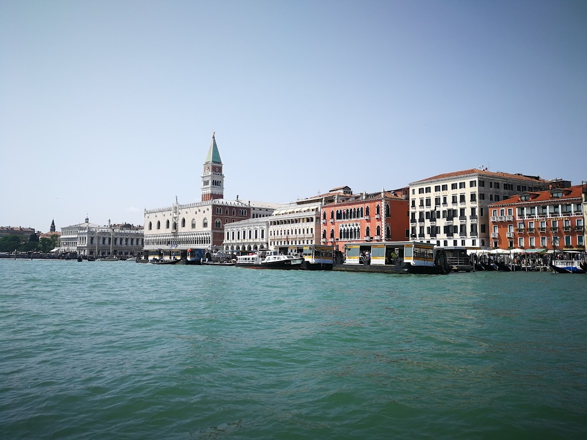 Венеция - город, который одним из первых столкнулся с тем, что туристов им уже хватит