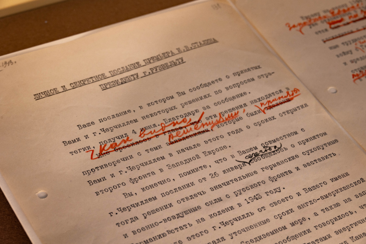 Черновик личного послания И. В. Сталина президенту США Ф. Рузвельту с критикой позиции союзников в отношении открытия второго фронта в Европе. 11 июня 1943 г. Правка — автограф И. В. Сталина. РГАСПИ
