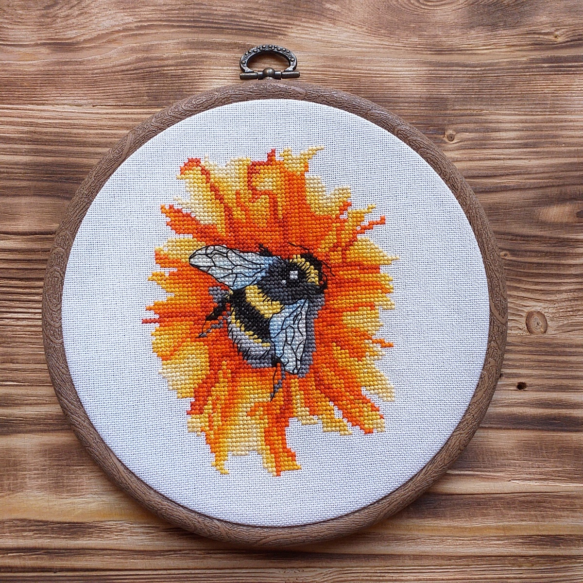 Отшив по схеме по вышивке крестиком "Шмель"