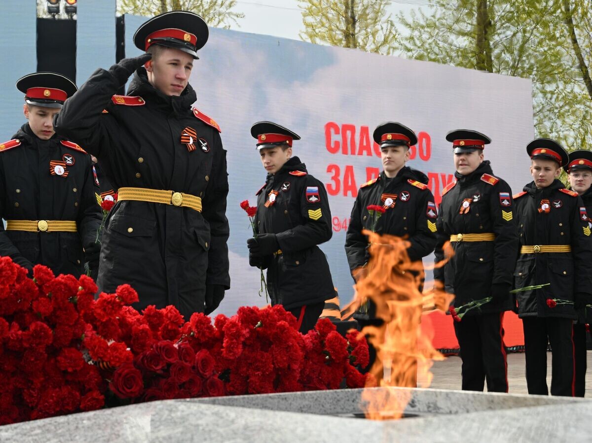    Зажжение Вечного огня на мемориальном комплексе "Журавли" в Санкт-Петербурге в рамках Всероссийской акции "Храним огонь Победы"© РИА Новости / Антон Матросов