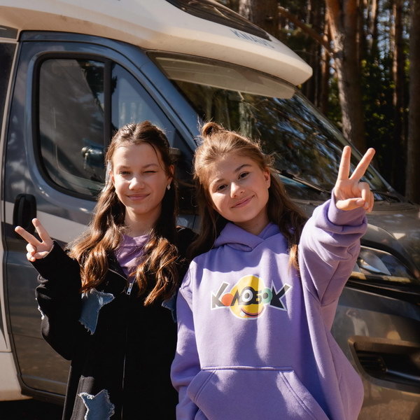     Милана Хаметова сбегает от отца в лагерь в трейлере «Не одна дома 2»