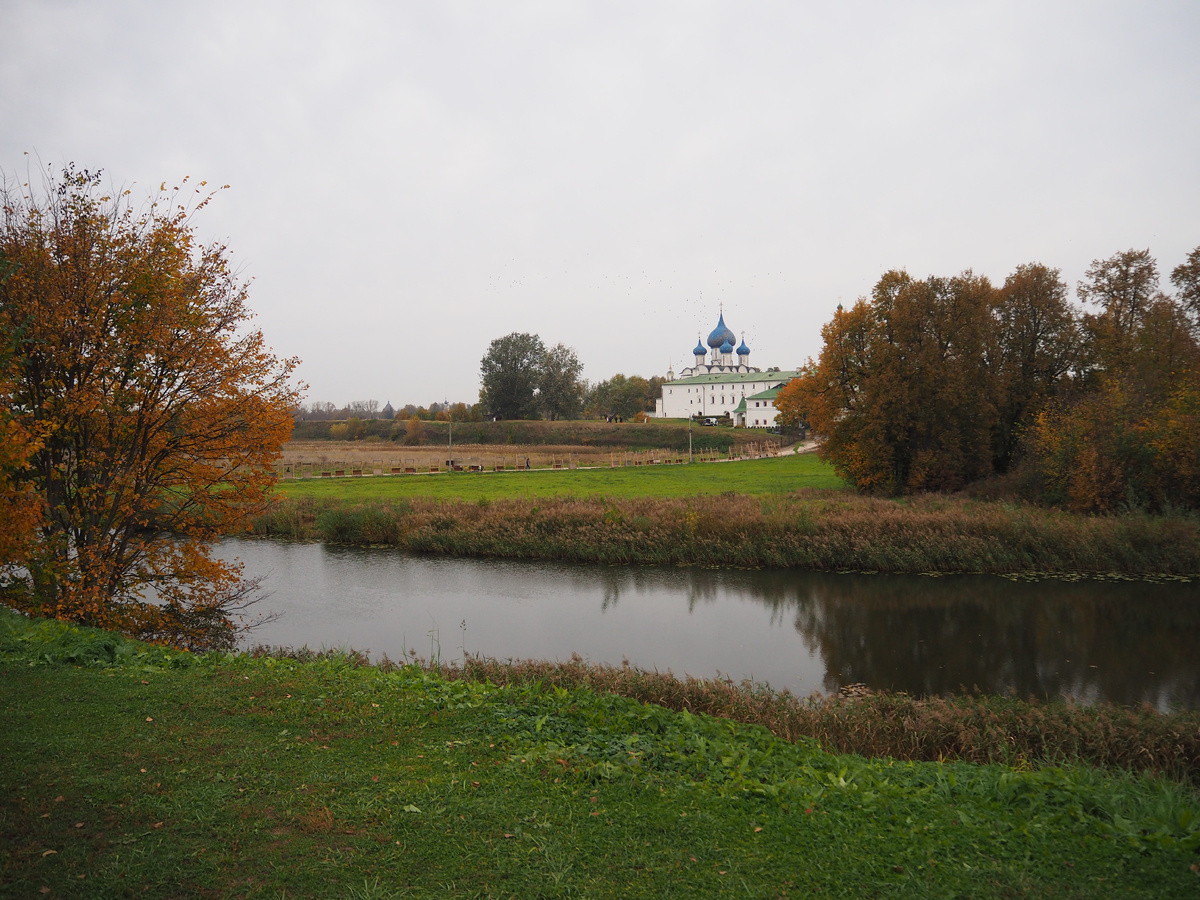 Вид на Суздальский кремль от музея деревянного зодчества.