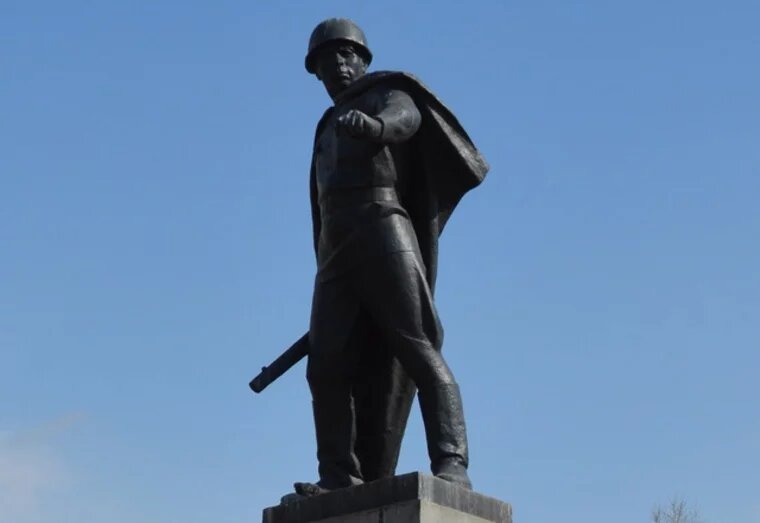 Земляки хранят память о герое Григорие Кунавине. Ему ставят памятники, его именем называют школы и улицы и о нем слагают стихи. Фото: открытые источники