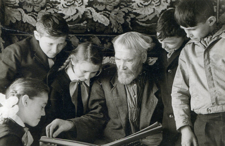 Павел Васильевич Кунавин, отец героя, рассказывает пионерам о сыне. Фото предоставлено школой №60 имени Героя Советского Союза Г.П. Кунавина (Каменск-Уральский)