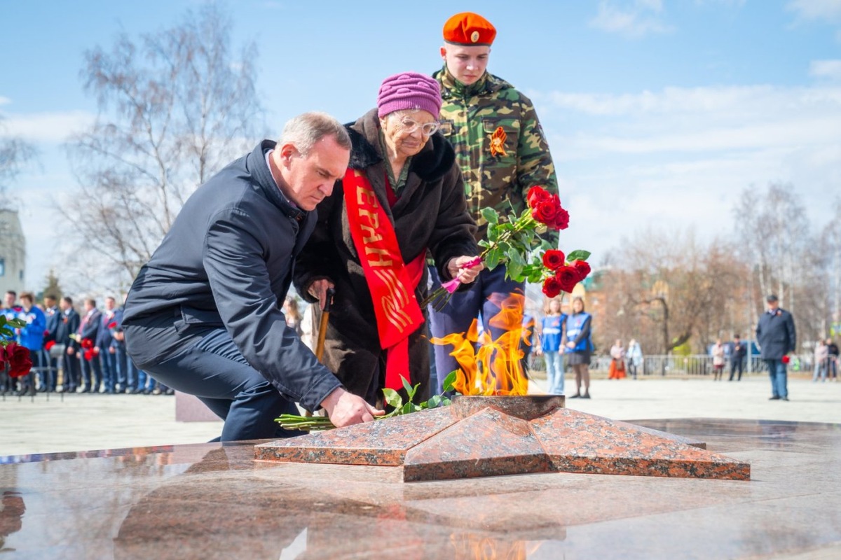    Руслан Кухарук возложил цветы к Вечному огню на мемориале «Воинская Слава» в Югорске