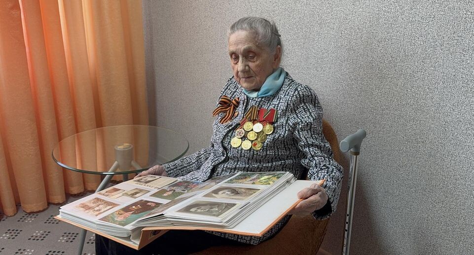    Табличка с именем ветерана Великой Отечественной войны Зинаиды Бабич установлена на ее доме в преддверии Дня Победы / Евгения Герасимова