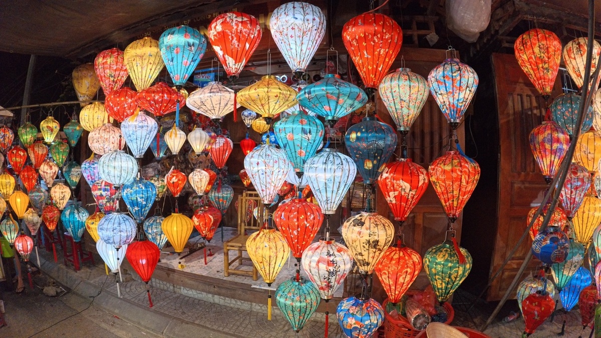 Вьетнам славится своей любовью к китайским фонарикам, особенно в городе Хой Ан. Эти яркие огни украшают улицы, создавая волшебную атмосферу, которую туристы могут ощутить, катаясь на лодках по вечернему городу