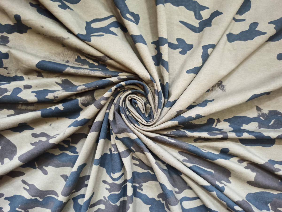 Эта ткань непрокрашена и ещё и линяет