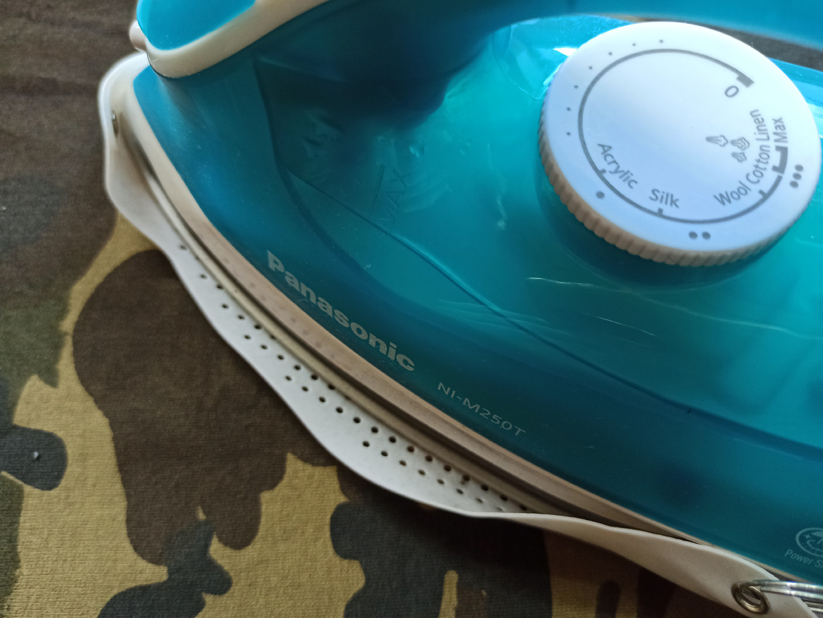 Пытаюсь закрепить краску на ткани с помощью утюга