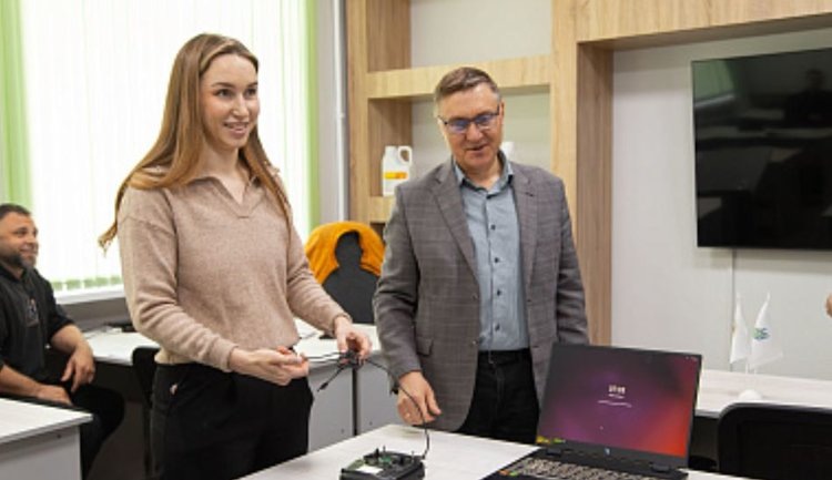    В «Лётной школе» Алтайского ГАУ презентовали отечественный компьютерный симулятор для обучения операторов агродронов