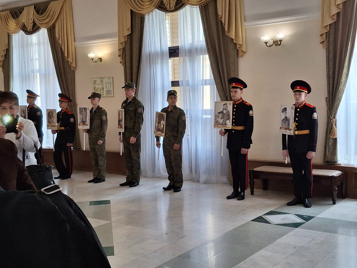 В фойе концертного зала