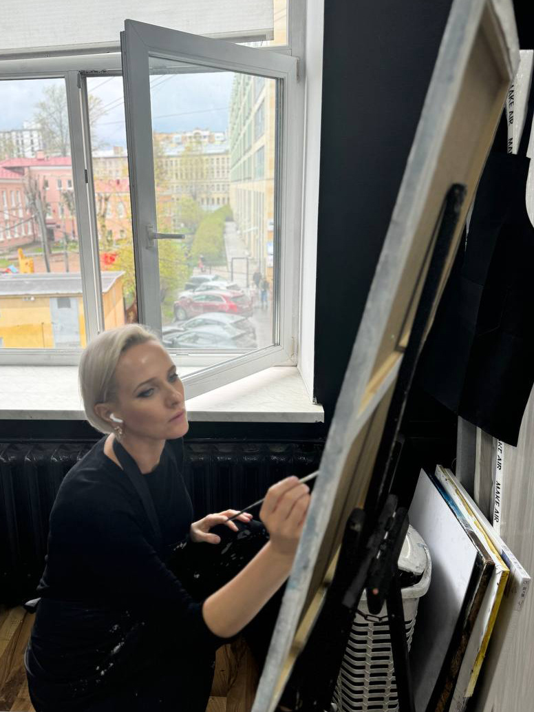 Художница рисует