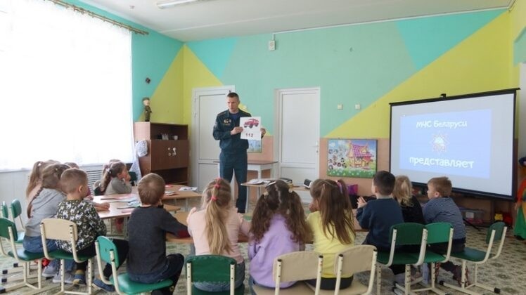 "101" для малышей: спасатели рассказали кричевским дошкольникам, как действовать в экстренных ситуациях