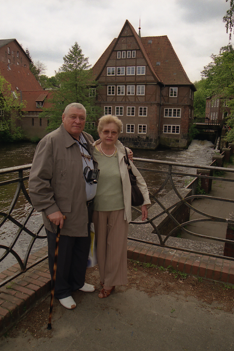 Папа Новиков Юрий Александрович (1936-2021) и мама Новикова Людмила Петровна  (1938-2020). Любек. Германия. Май 2010 года. Фотография А.Новикова