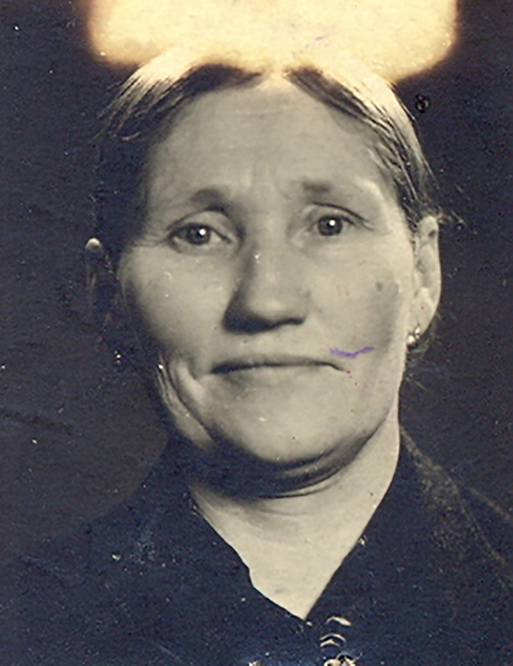 Бабушка Надежда Ивановна Мякотина. Фотография из архива семьи Новиковых. 1945