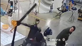 Робот «напал» на инженера — но всё не так просто