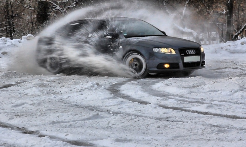 AUDI A4 дрифт на снегу.